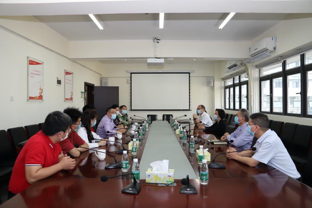 会议室里的人们
描述已自动生成