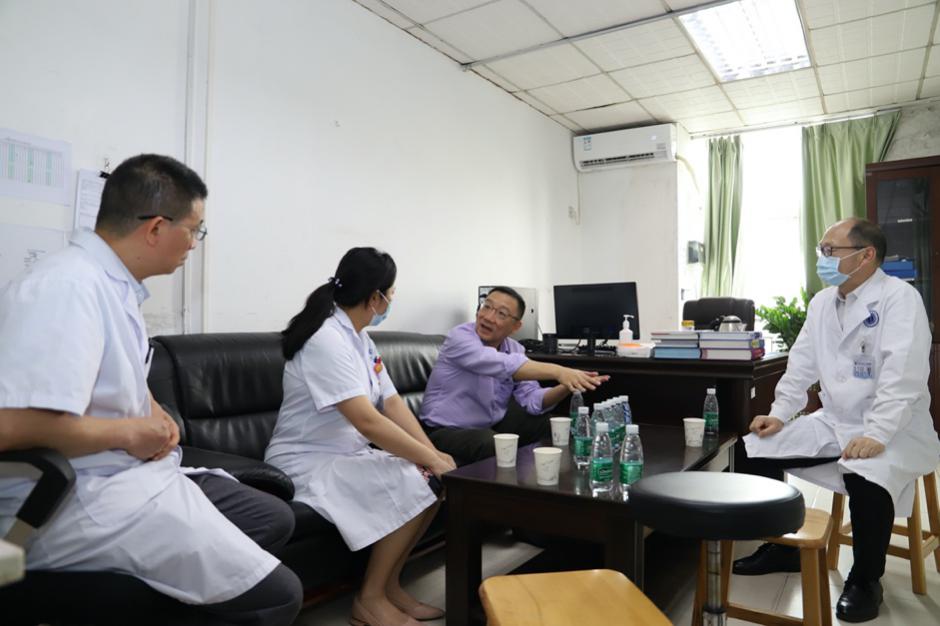 人们在桌子边
描述已自动生成