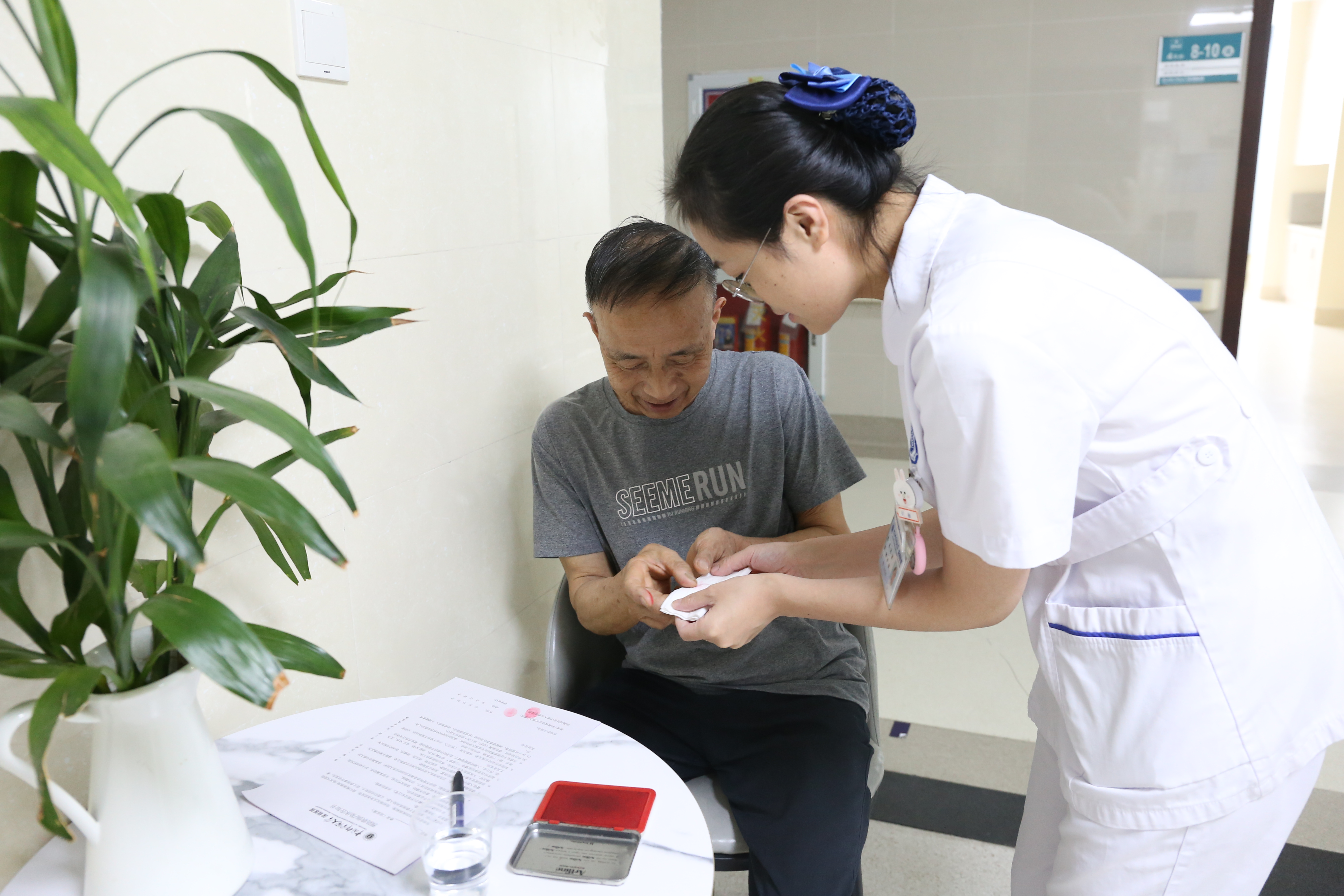 11-001-《微笑在脸 服务在心》